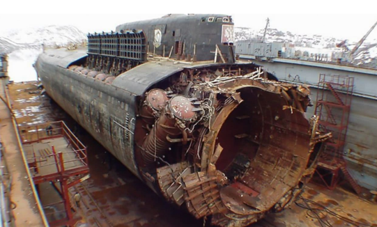 由于鱼雷舱发生剧烈爆炸，“库尔斯克”号核潜艇艇艏损毁严重。