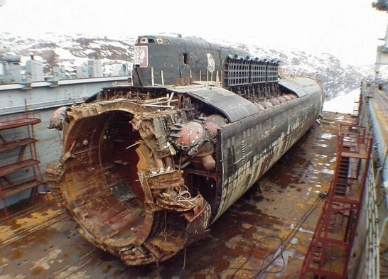 被打捞上岸的“库尔斯克”号核潜艇。
