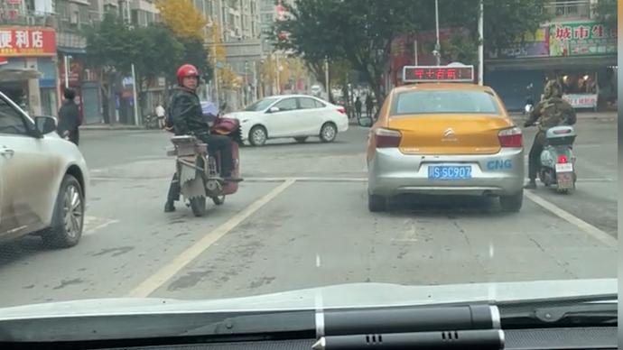 女儿第一次开车上路，父亲骑摩托一路护送