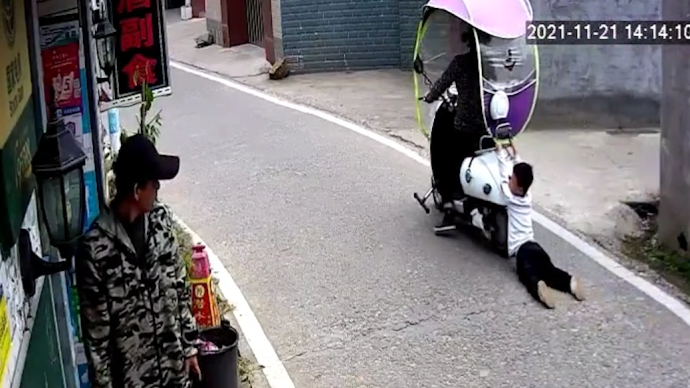 男童拽电动车被拖行数米，村民：他妈妈着急上班