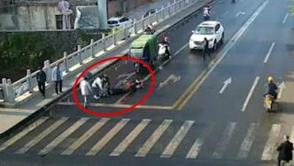 騎行女子剎車(chē)減速避讓行人摔倒，眾人上前救助