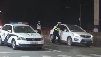 男子驾车强行冲卡撞倒民警，弃车逃离后把同车女子留下了