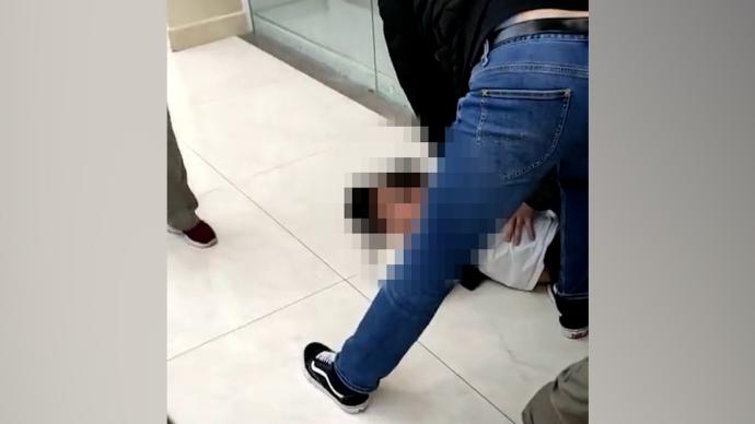 男子商场公厕偷拍女性被制服，派出所回应已治安拘留
