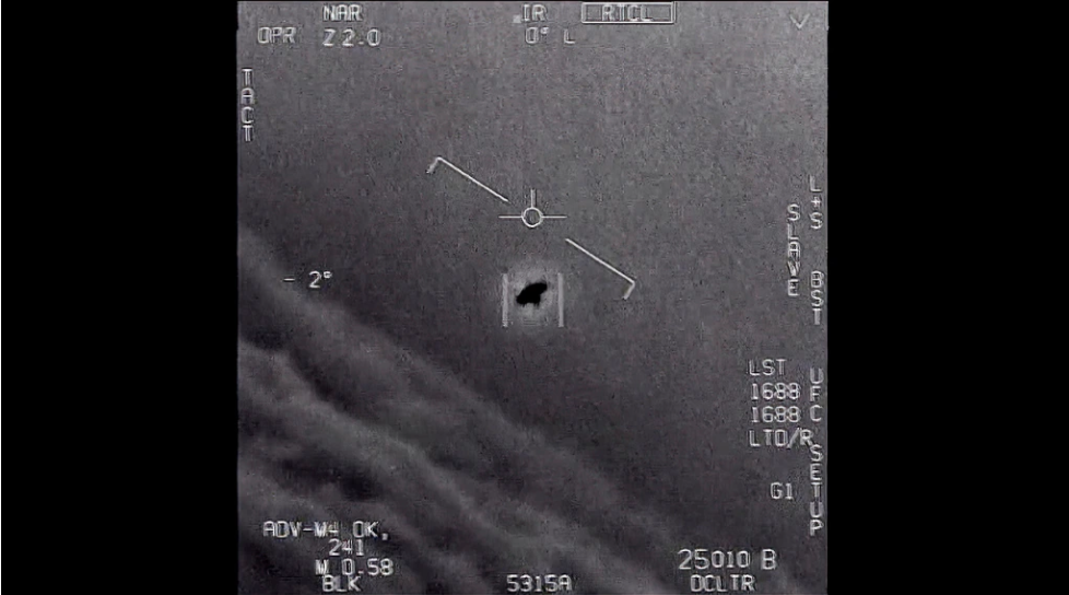 美国海军公布的战斗机跟踪不明飞行物的照片。