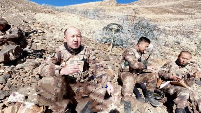 海拔3000多米的“同款發(fā)型”,邊防軍人摸頭說:頭發(fā)越來越少