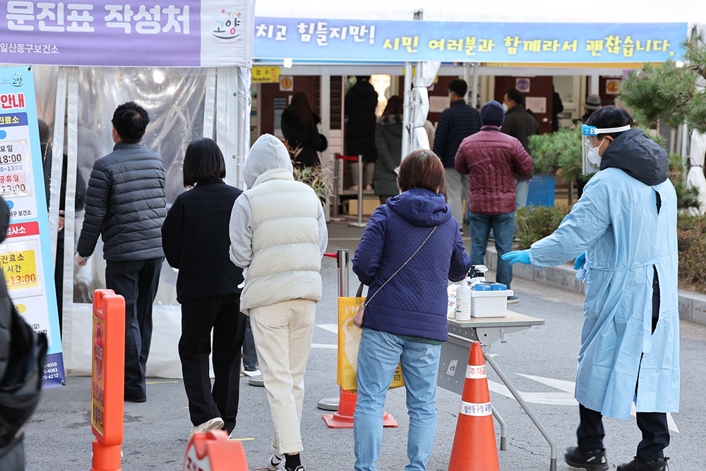 当地时间2021年11月24日，在韩国高阳一处新冠病毒检测点，民众在等待接受核酸采样。