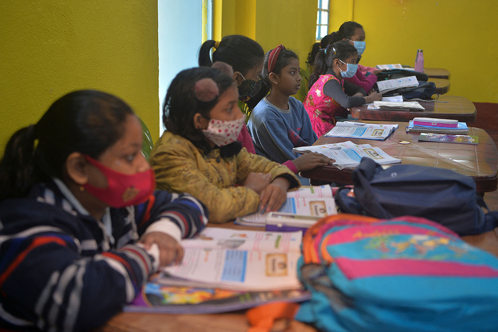 当地时间2021年11月24日，印度西孟加拉邦，当地学生参加特别讲座。为防止新冠肺炎传播，当地小学依旧处于关闭状态。