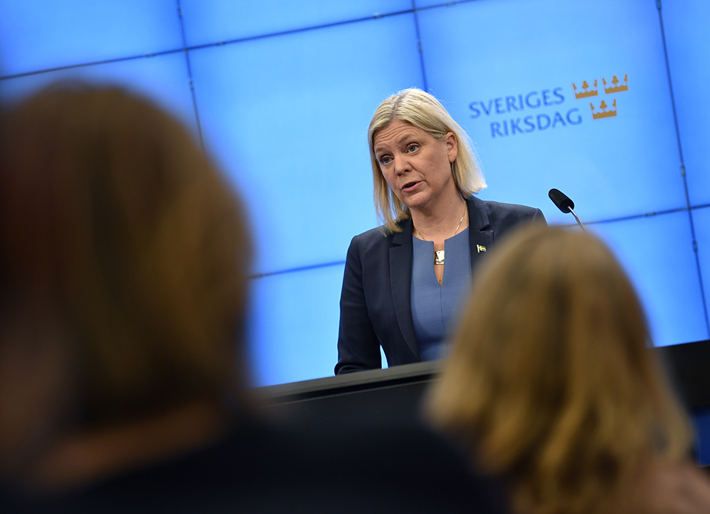 当地时间2021年11月24日，瑞典斯德哥尔摩，瑞典当选总理玛格达莱娜·安德松在瑞典议会预算投票后的新闻发布会上发表讲话。