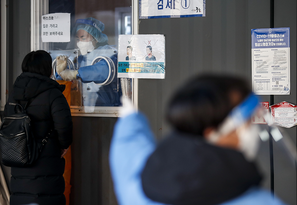 当地时间2021年11月24日，在韩国首尔一处新冠病毒检测点，民众接受核酸采样。