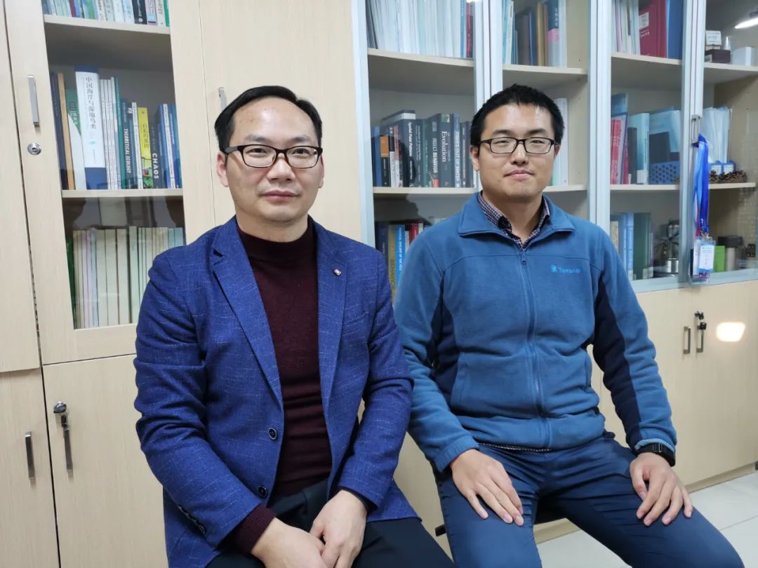 华东师范大学生态与环境科学学院葛振鹏博士后（右）为第一作者，刘权兴教授（左）为通讯作者。