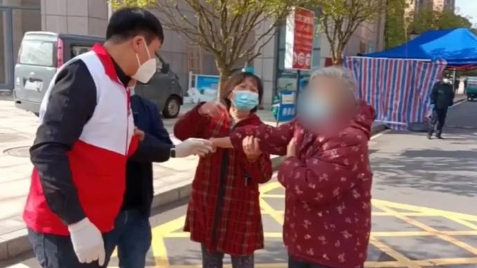 89歲老人摔傷手臂脫臼,志愿者將其送醫
