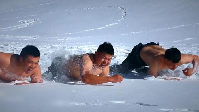 刚！新疆特警在-20℃的雪地里赤膊训练