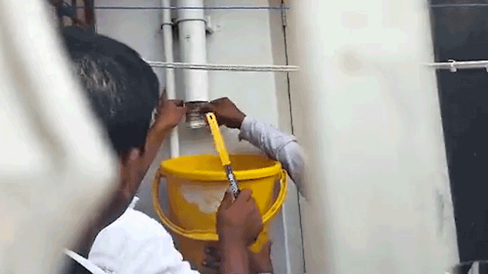 印度一高级工程师住宅遭搜查，大量现金从水管内“流出”