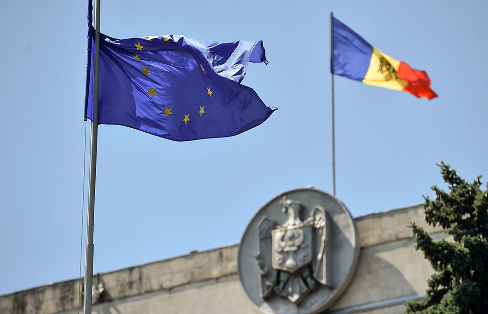 当地时间2021年7月9日，摩尔多瓦议会大厦，一面欧盟旗帜与一面摩尔多瓦国旗在风中飘扬。人民视觉 图