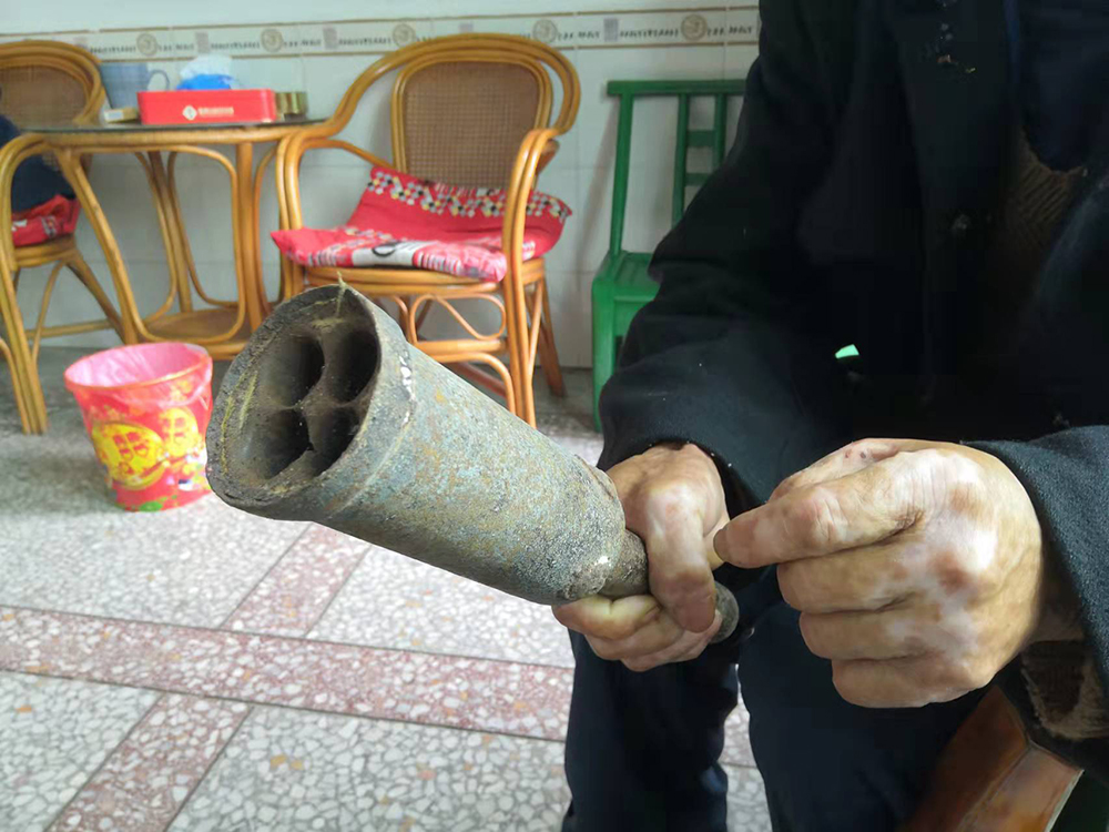 11月2日，陈肖拿着坏掉了的铁铳给记者看。