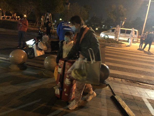 直击青浦封闭小区夜晚：民警接孩子们放学，物资源源不断送来-第3张图片-蓝狮娱乐