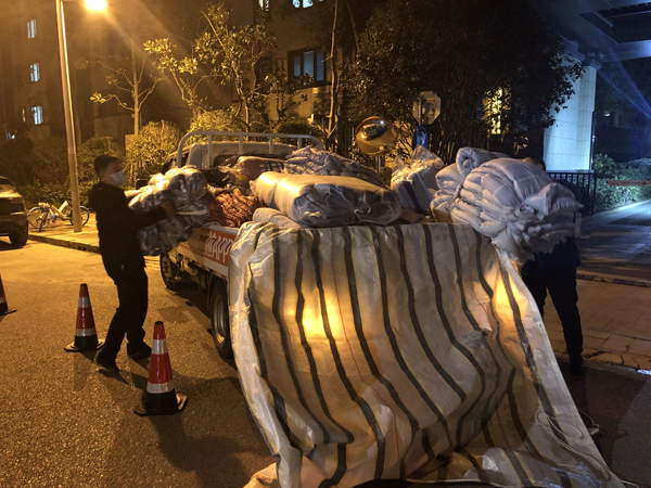 直击青浦封闭小区夜晚：民警接孩子们放学，物资源源不断送来-第5张图片-蓝狮娱乐