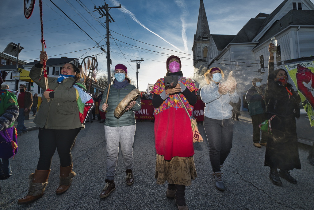 当地时间2021年11月25日，美国马萨诸塞州，感恩节当天（25日），新英格兰地区的美国原住民部落成员聚集在当年殖民者登陆的小镇，哀悼世界各地遭受数百年种族歧视和虐待的原住民。