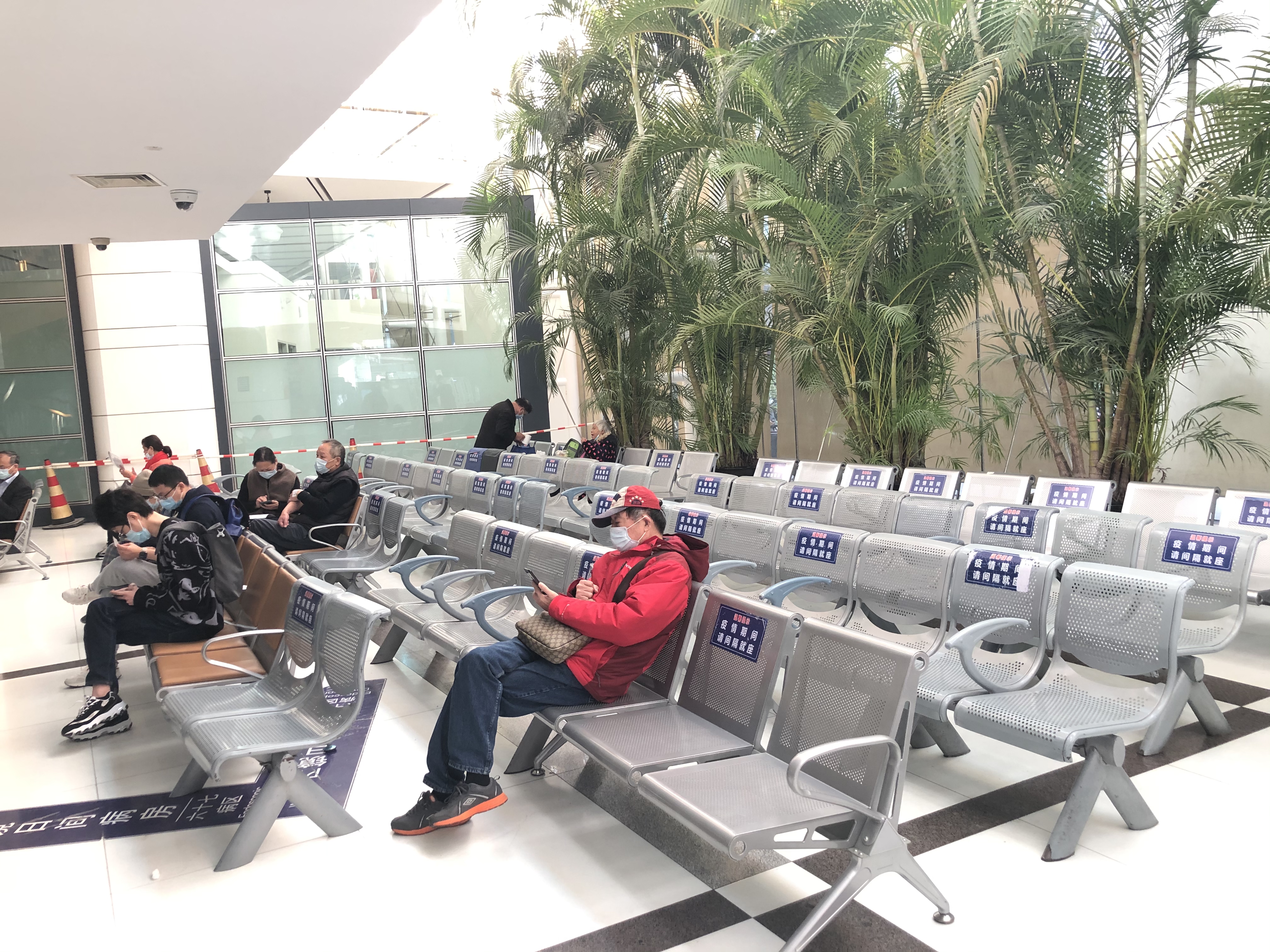 患者在门诊区候诊.澎湃新闻记者 李佳蔚 摄
