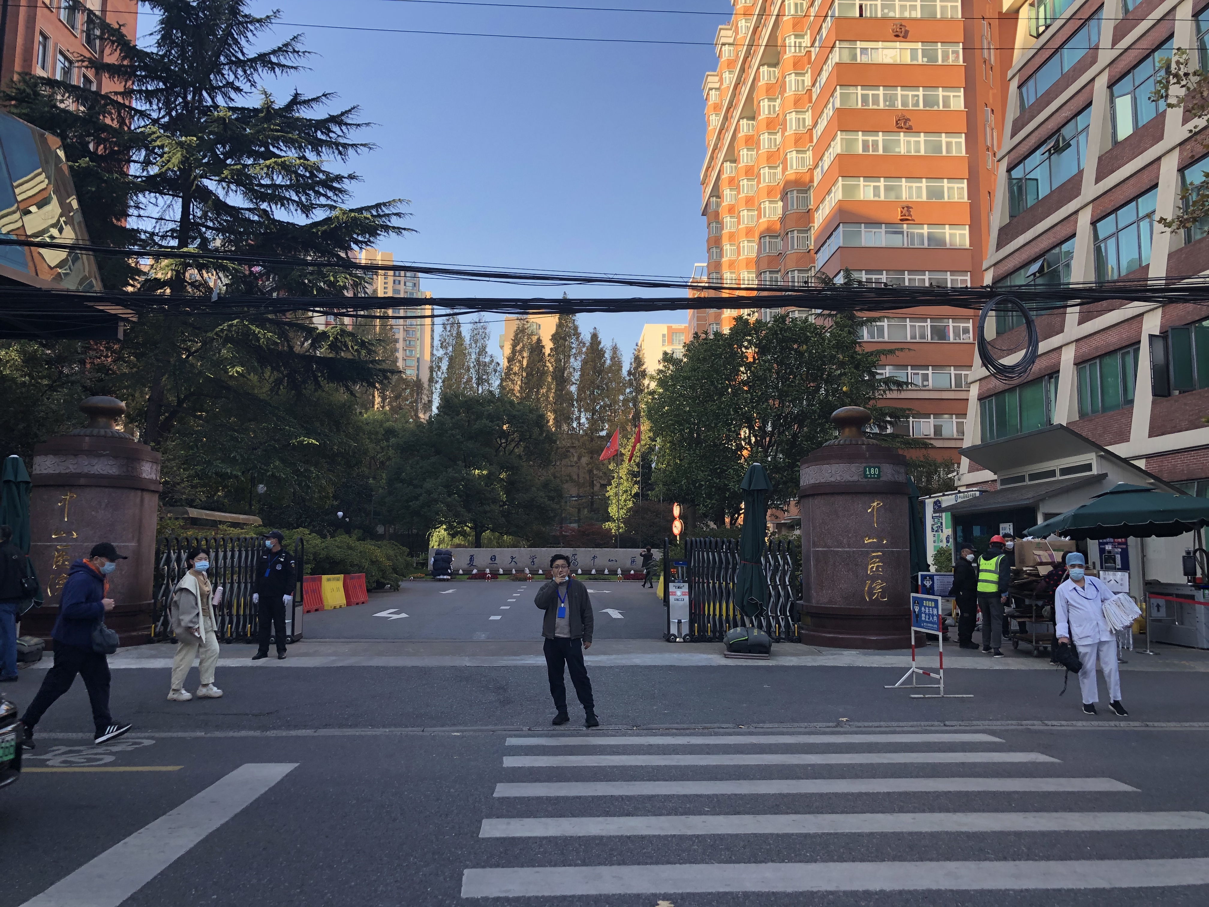 15000余人解除闭环管理,上海中山医院今晨迎第一波患者-第1张图片-蚂蚁新闻网 15000余人解除闭环管理,上海中山医院今晨迎第一波患者-第1张图片-蚂蚁新闻网