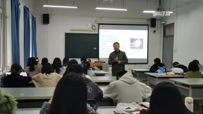 重慶一高校教師布置作業“走紅”：找周杰倫、郎平聯系方式