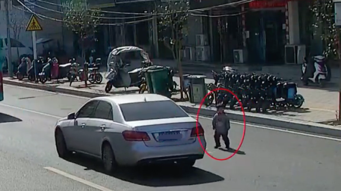 2岁男童马路上玩耍，不愿坐车民警一路抱着找到家人