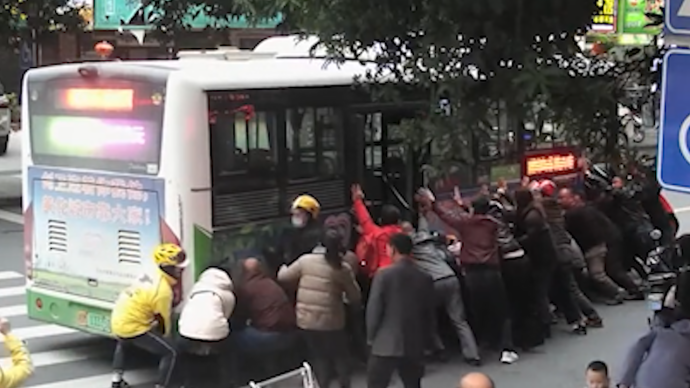 男童被卷入公交车底，群众抬车将其救出