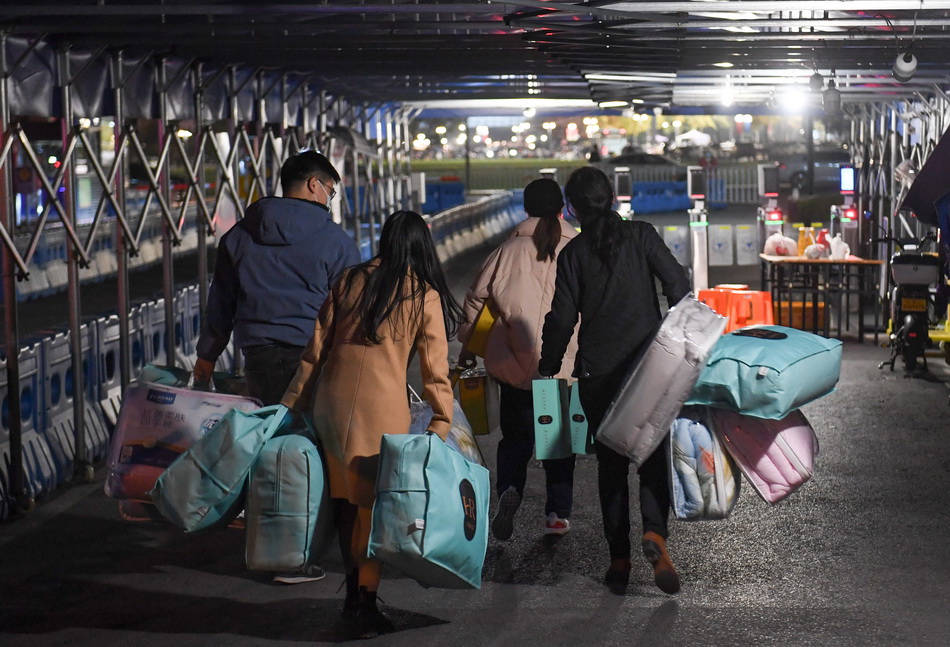 2021年11月25日晚，浙大紫金港校区实行封闭管理，工作人员为学生运送床褥等物资。