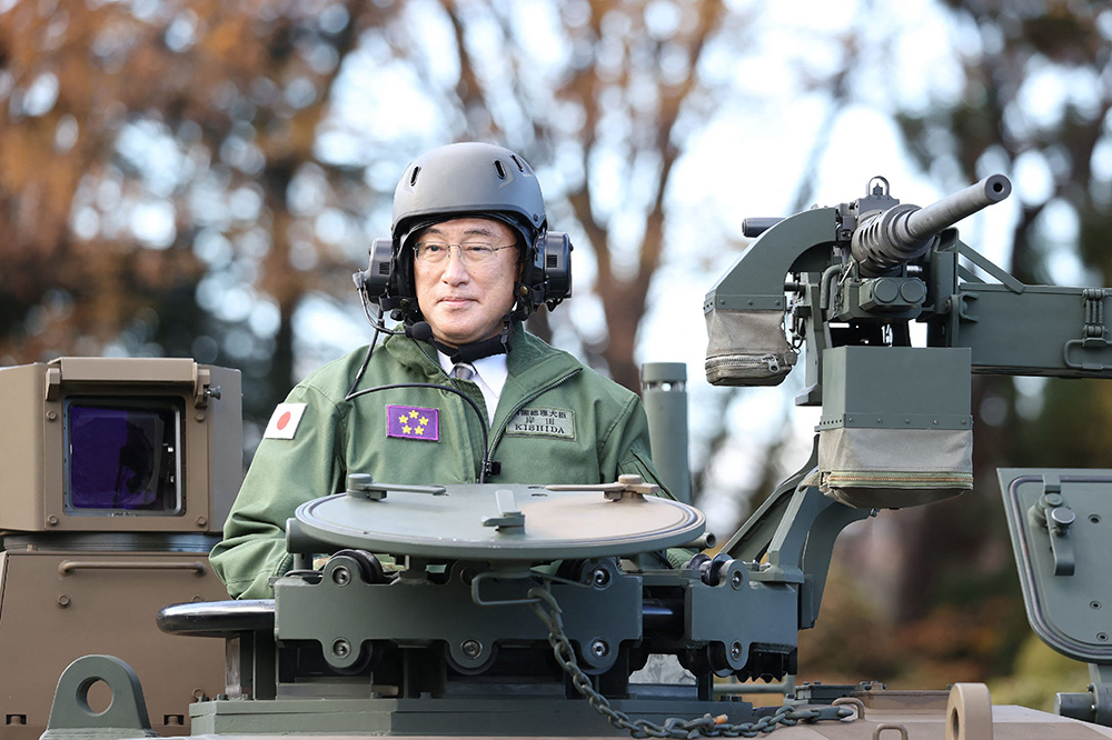 当地时间2021年11月27日，日本东京，日本首相岸田文雄在陆上自卫队朝霞驻地试乘装甲车和坦克。