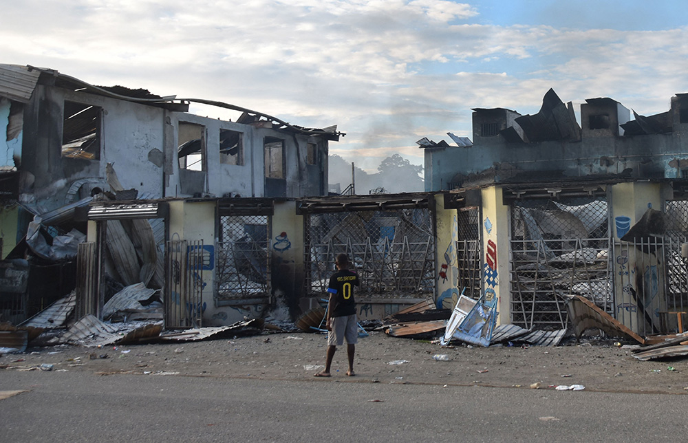 当地时间2021年11月27日，所罗门群岛，所罗门群岛警方当日表示，首都霍尼亚拉唐人街一家被烧毁的店铺内发现3具焦尸，这是当地经历多日暴力示威以来，首次报告有人死亡。