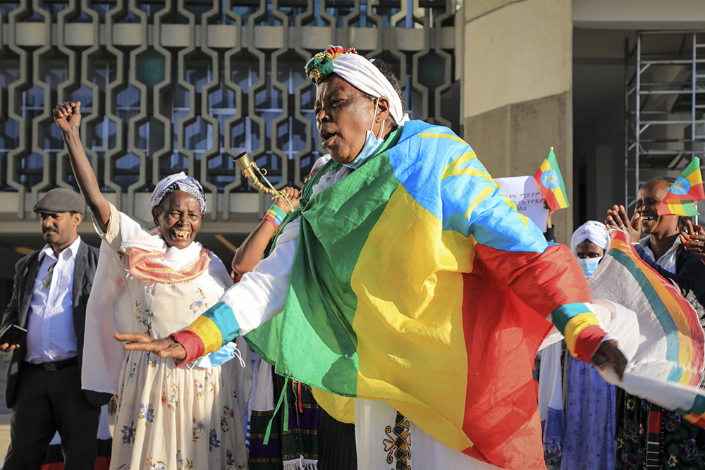当地时间2021年11月27日，埃塞俄比亚亚的斯亚贝巴，艺术家们在一场支持该国军队的活动上表演。