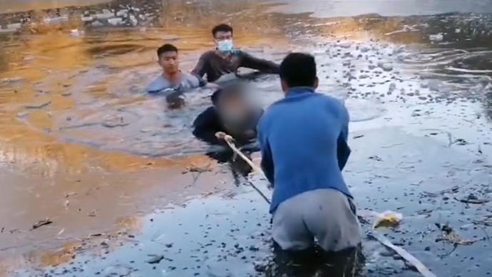 女童坠入冰窟窿，甘肃3名大学生下水救起