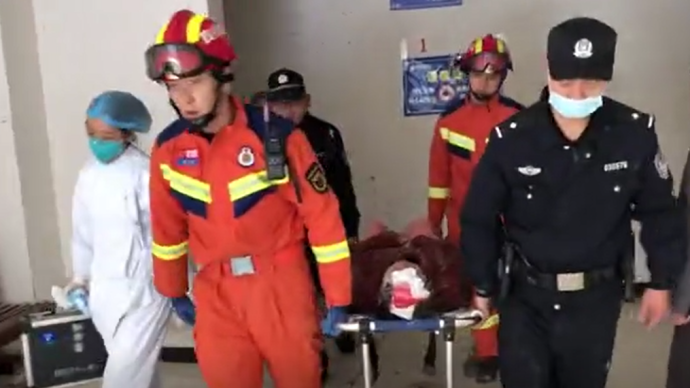 60岁老人跌落至10楼雨棚，消防民警合力救援