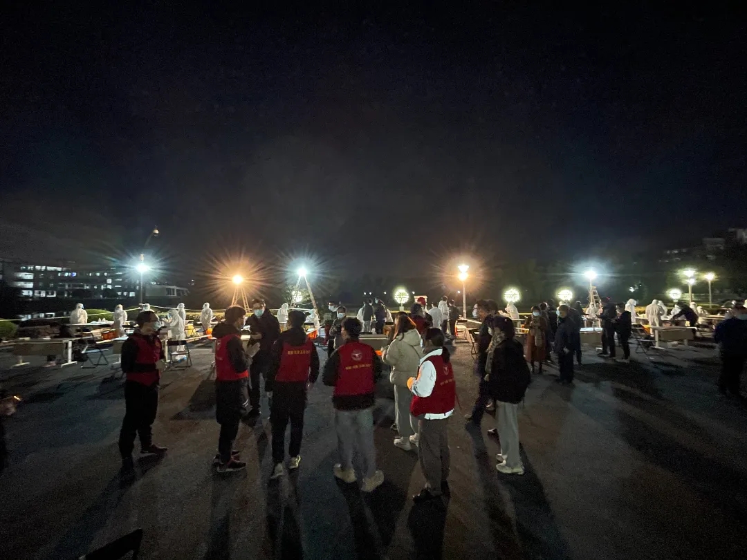 2021年11月25日晚，浙大校区，1小时内近500名学生志愿者火速集结，接受统一安排。