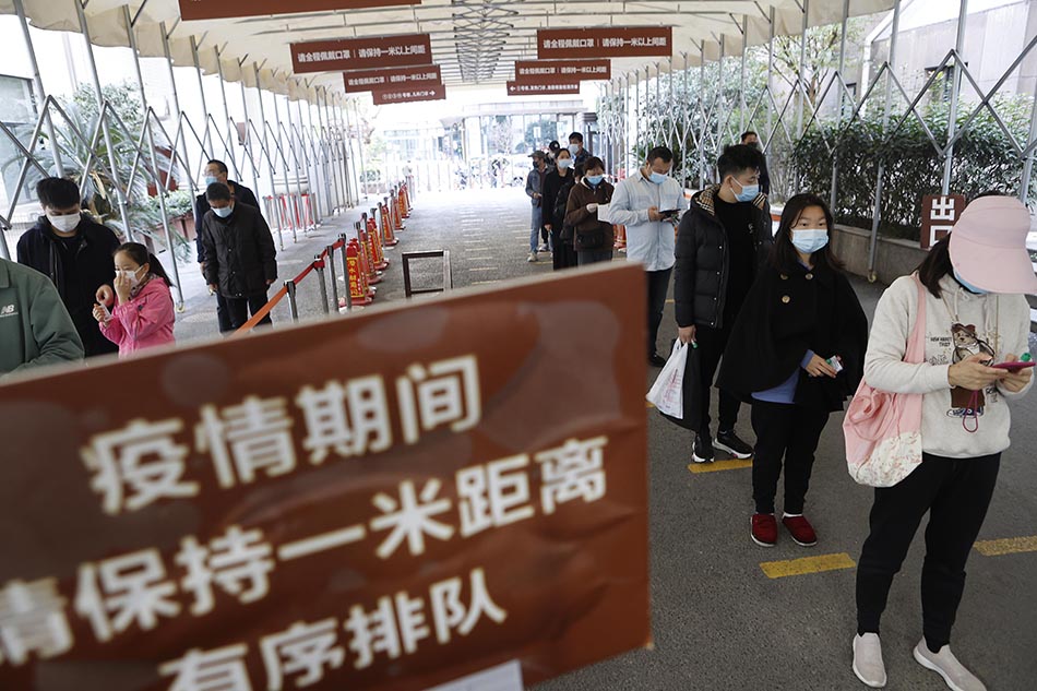 2021年11月28日，市民在上海市第一人民医院有序等待进行核酸检测采样。中新社记者殷立勤/人民视觉 图