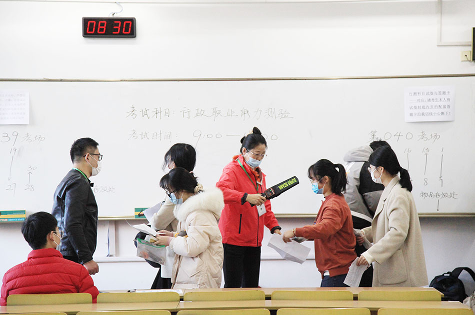 2021年11月28日，南京市，2022年国家公务员考试公共科目笔试南京林业大学考点，考生进入考场。视觉中国 图