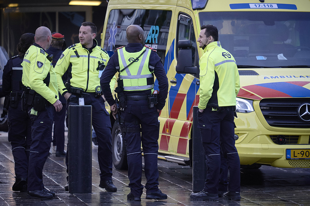当地时间2021年11月28日，荷兰鹿特丹，当地实施新的夜间封锁模式应对疫情，安保人员站在救护车旁边。