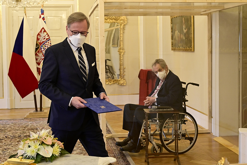 当地时间2021年11月28日，捷克首都布拉格，捷克总统泽曼（后）在布拉格市郊的官邸拉尼庄园任命公民民主党主席彼得·菲亚拉（前）为新一届政府总理。