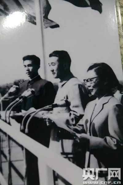 1965年，方明（左一）在天安门城楼转播国庆游行。
