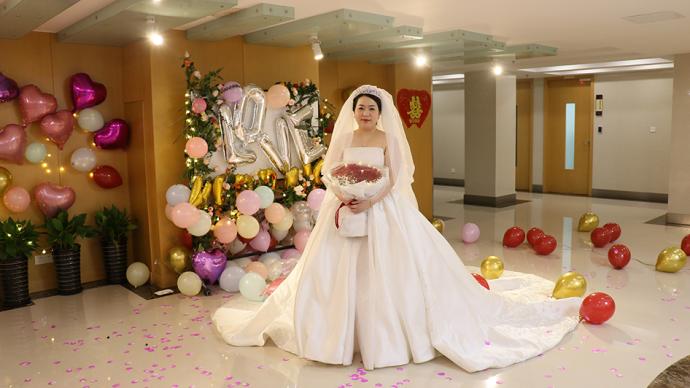上海護士意外被隔離，同事為她和新郎隔著屏幕舉辦“云婚禮”