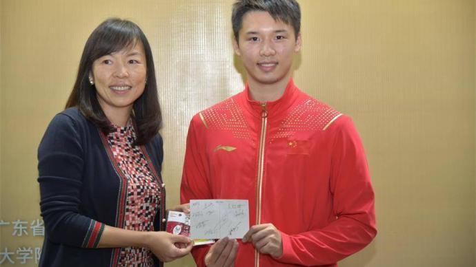 跳水冠军陈艾森捐赠奥运徽章救助重症贫童