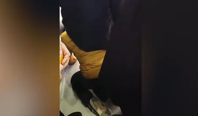 媒体评男子跪地为父亲当人肉板凳是亲情宣言也是服务提醒