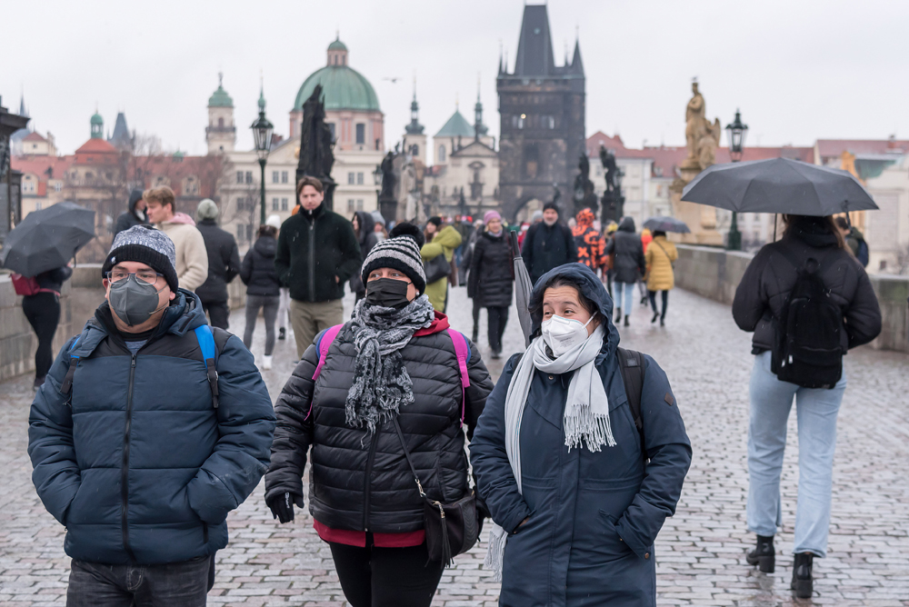 当地时间2021年11月28日，捷克共和国布拉格，当地民众戴口罩步行街头。