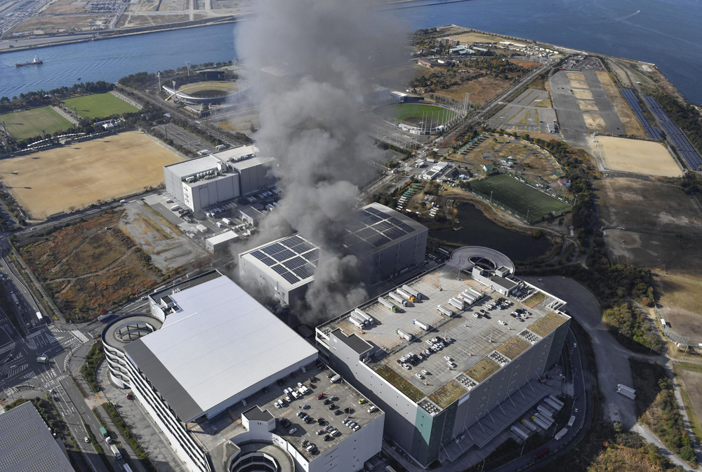 当地时间2021年11月29日，日本大阪，日本“日立物流”公司设在此花区的7层高仓库当日上午突发火灾，约5000平方米面积起火，57辆消防车和一架直升机正在进行灭火活动。