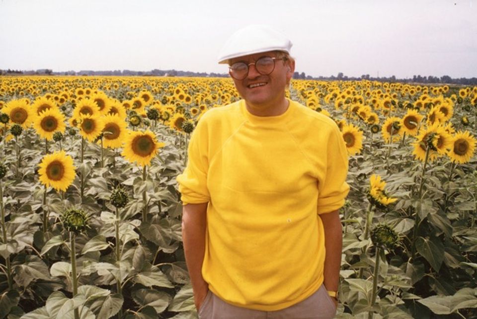 大卫·霍克尼在阿尔勒附近的向日葵花丛间（1985） 图：Atelier Lucien Clergue