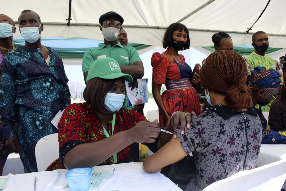 非洲正在接种疫苗的民众