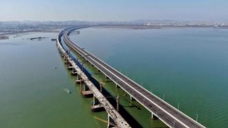 福厦客专泉州湾跨海大桥全桥贯通，系国内首座跨海高速铁路桥