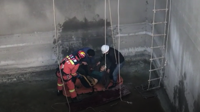 工人跌落7米深污水池，消防利用绳索施救