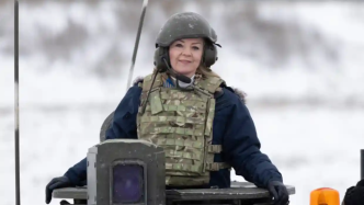 效仿撒切尔夫人，英外长在爱沙尼亚乘坦克兜风“警告俄罗斯”