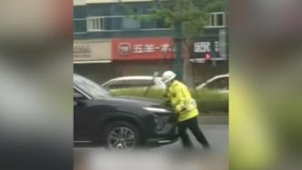 驾车顶行交警，江苏一男子被判袭警获刑一年